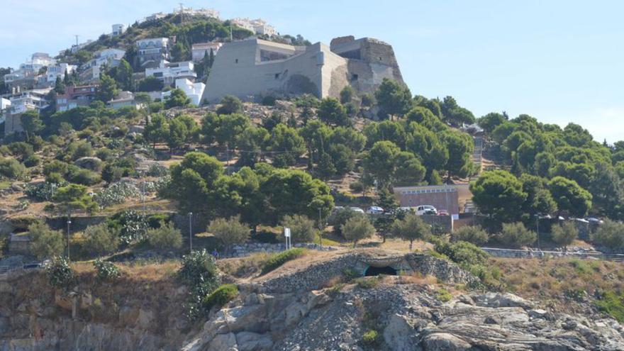 El castell de la Trinitat vist des del mar.