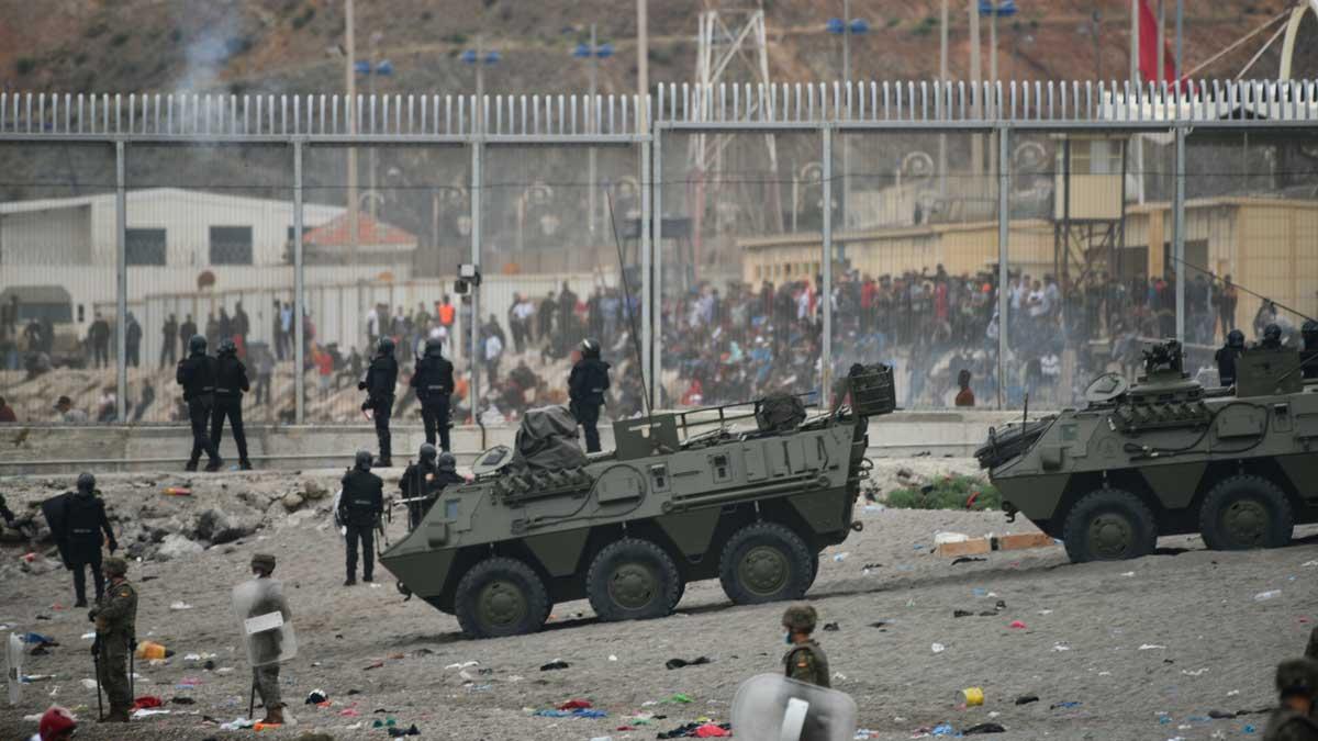 Tanques del Ejército español colaboran en las devoluciones en caliente que están efectuando a los migrantes que han entrado en Ceuta procedente de Marruecos.