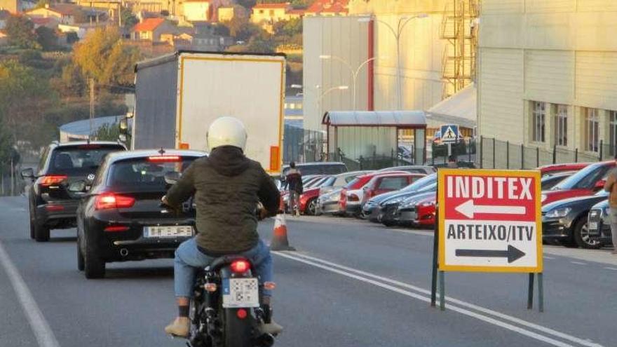 Varios vehículos circulan por la avenida de la Diputación, en Arteixo.