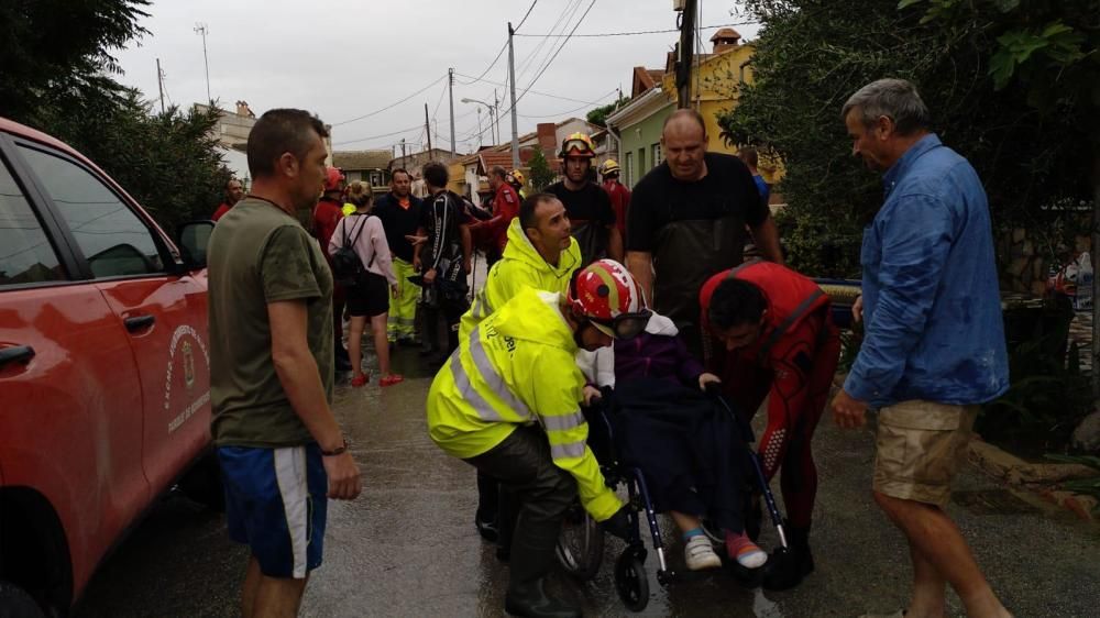 Bomberos y Protección Civil de Alicante participan en las labores de auxilio en la Vega Baja.