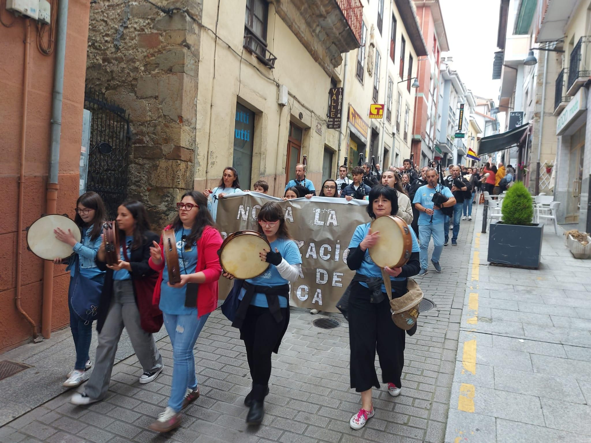 En imágenes: Así fue la manifestación contra el cierre de la Escuela de Música de Tineo