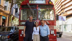 Joana, nieta de Manolo Vital, junto a Eduard Fernández (derecha) y Marcel Barrena