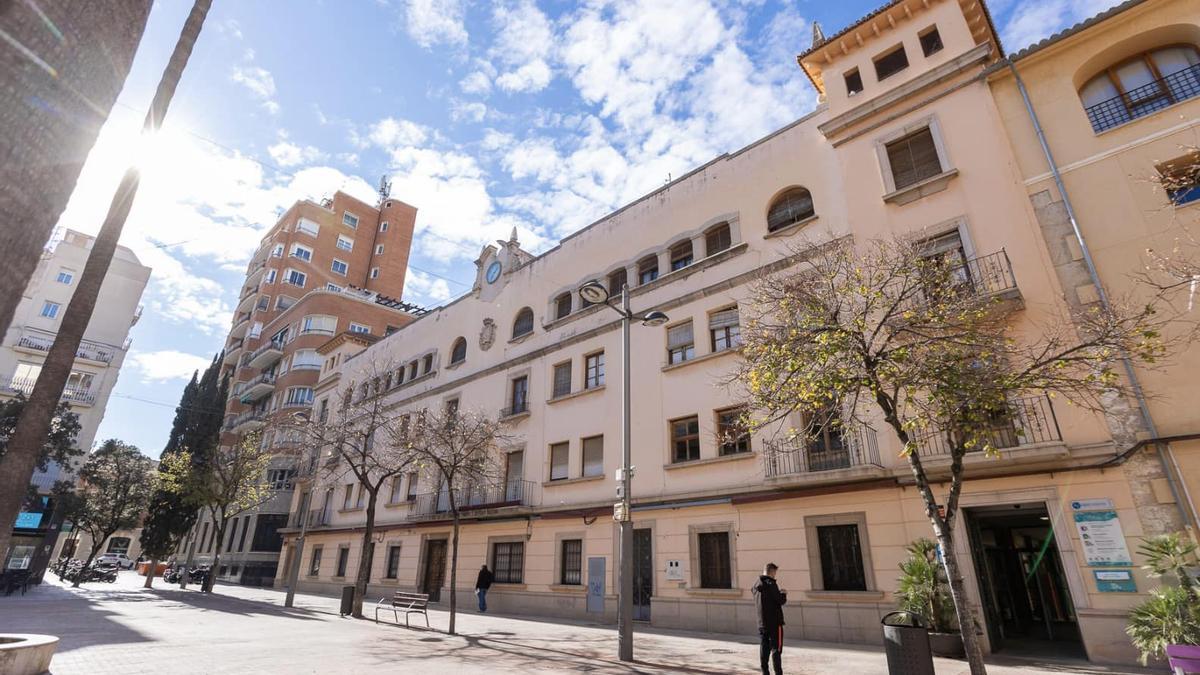 La fachada protegida del edificio de Correos, en la céntrica plaza del Rei Jaume I, en una imagen tomada la pasada semana.