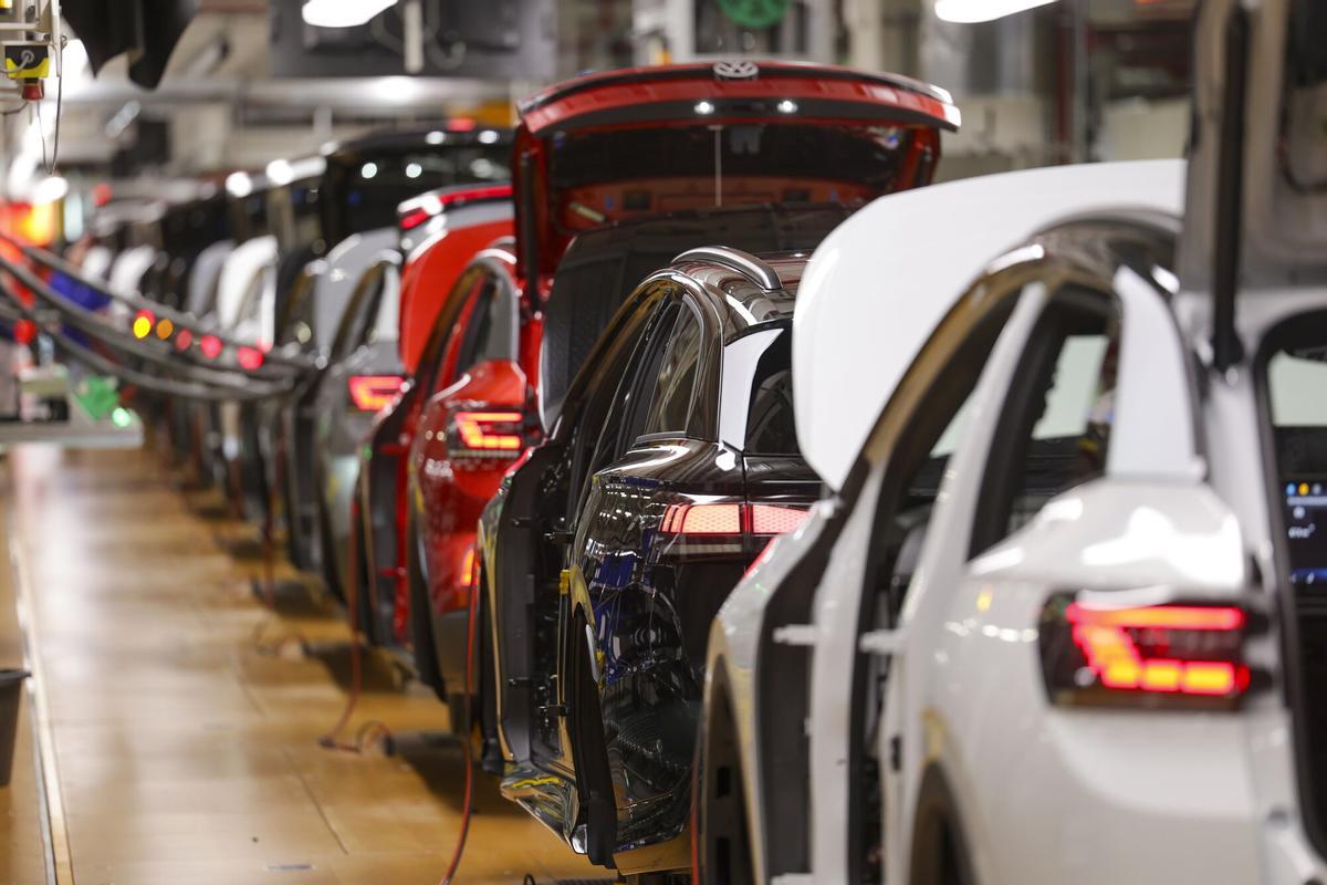 Los modelos VW ID.7 e ID.4 se ven en la fábrica de coches eléctricos de Volkswagen en Emden, Alemania, el 24 de febrero de 2026.