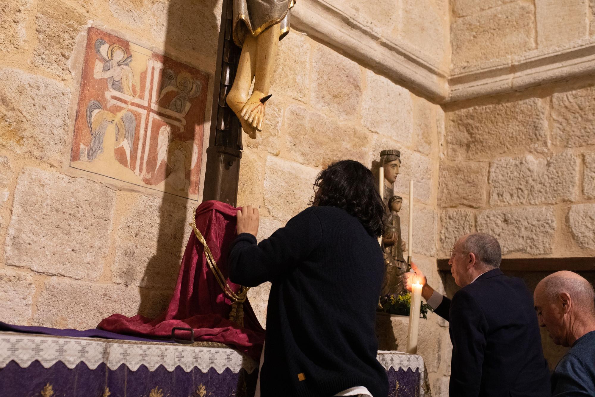 La Hermandad Penitencial del Espíritu Santo baja el Cristo para el besapiés