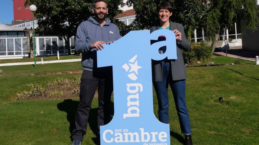 Ana Pontón posa con Dani Carballada en Cambre. |   // LA OPINIÓN