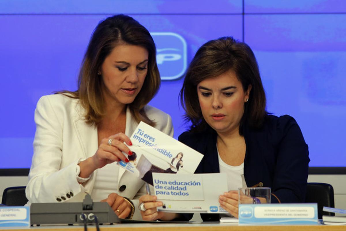 La número dos del PP, M. Dolores de Cospedal, i la vicepresidenta del Govern, Soraya Sáenz de Santamaría, en un acte del partit, aquest matí.