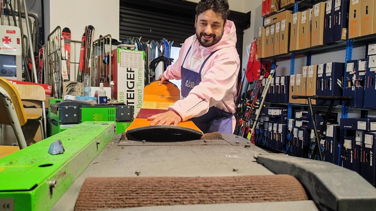 José Abel Martínez, con una tabla de snowboard. | A. Velasco