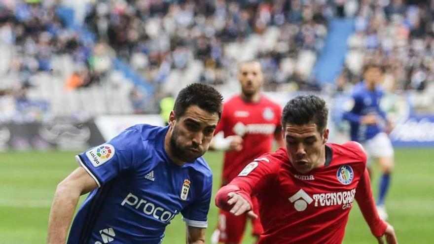 Diegui conduce un balón en el último partido en el Tartiere con el Getafe