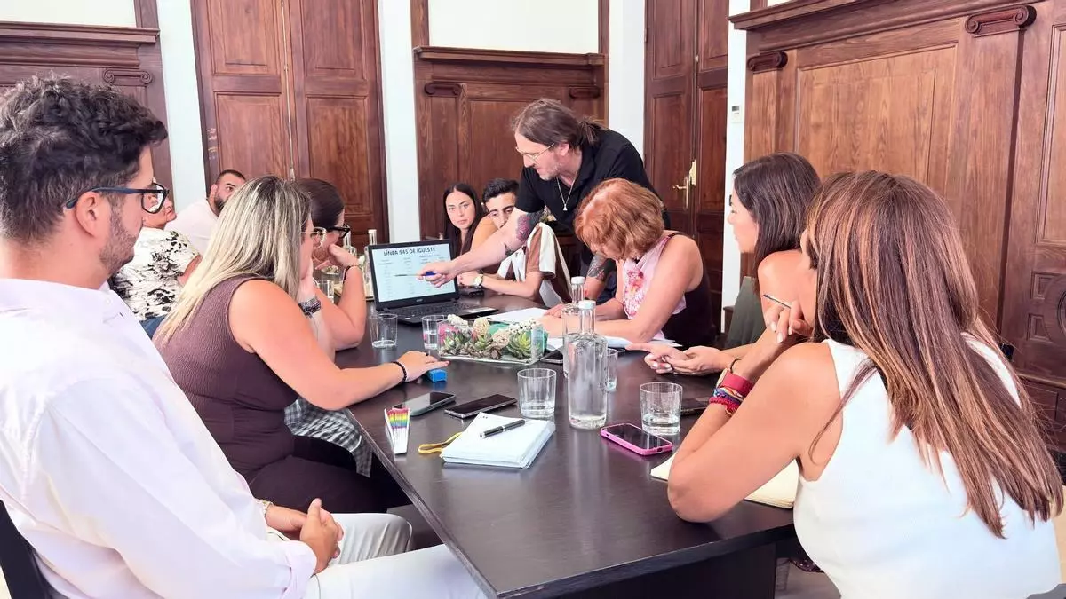 Vecinos del litoral de Anaga unen fuerzas para mejorar el transporte público con Titsa