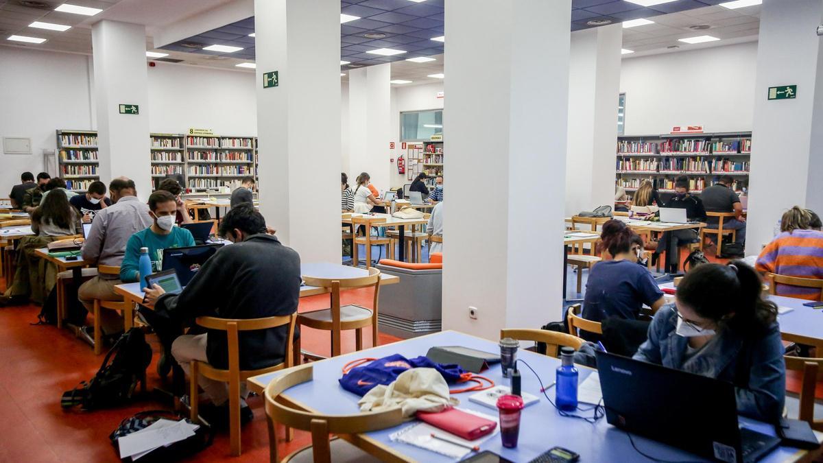 Archivo - Varias personas en una de las salas de la biblioteca pública Elena Fortún de Madrid.