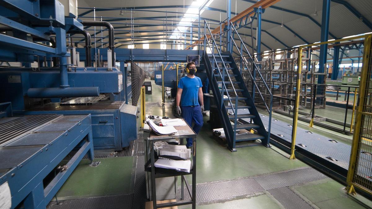 Un trabajador durante su jornada laboral en una empresa de Toledo.