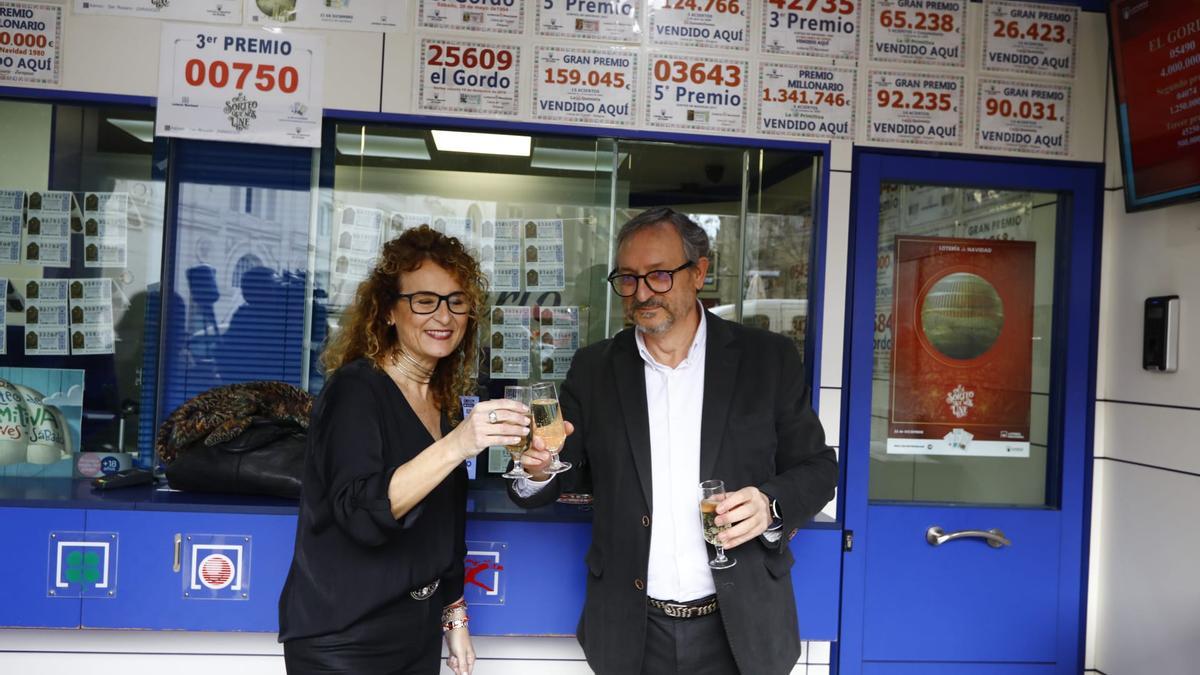 La Lotería del Rosario en la calle Don Jaime de Zaragoza ha repartido un quinto premio