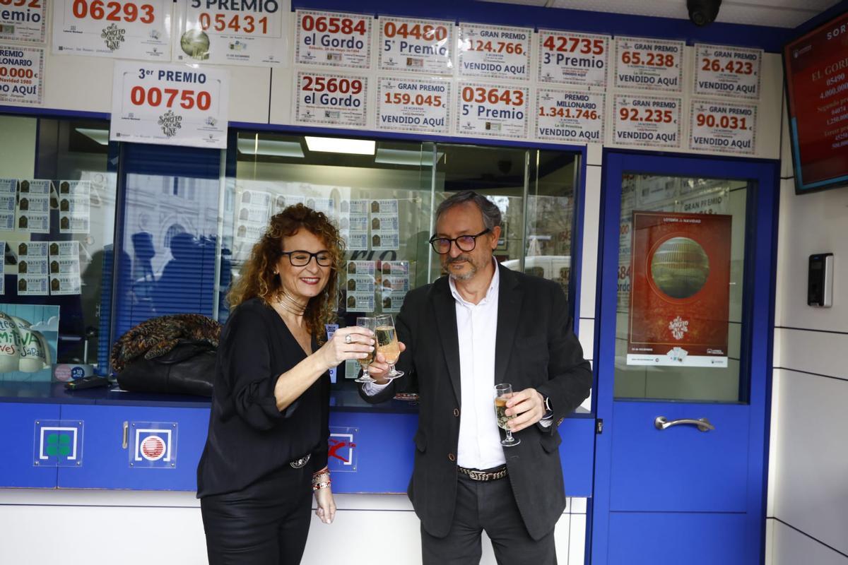 La Lotería del Rosario en la calle Don Jaime de Zaragoza ha repartido un quinto premio