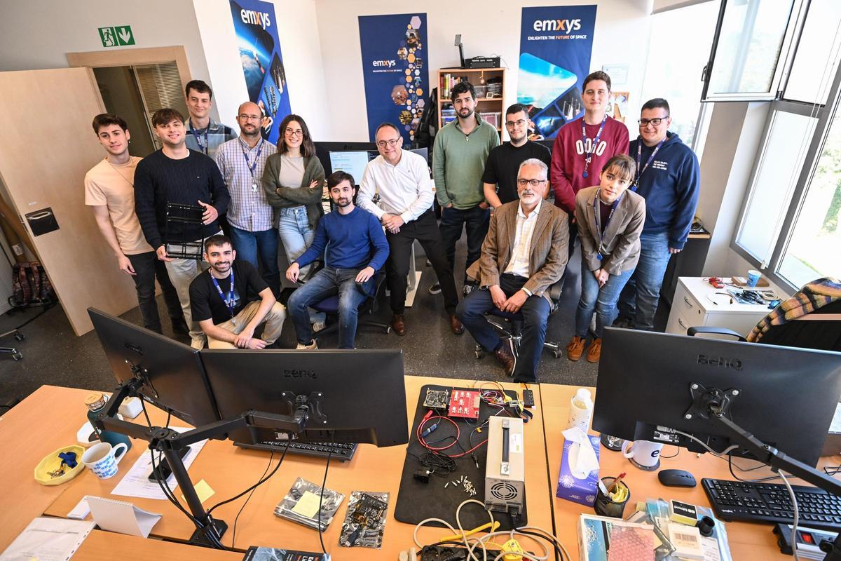 En el centro, José Antonio Carrera y Francisco García, junto a parte del equipo de Emxys en su sede del Parque Científico de la UMH.
