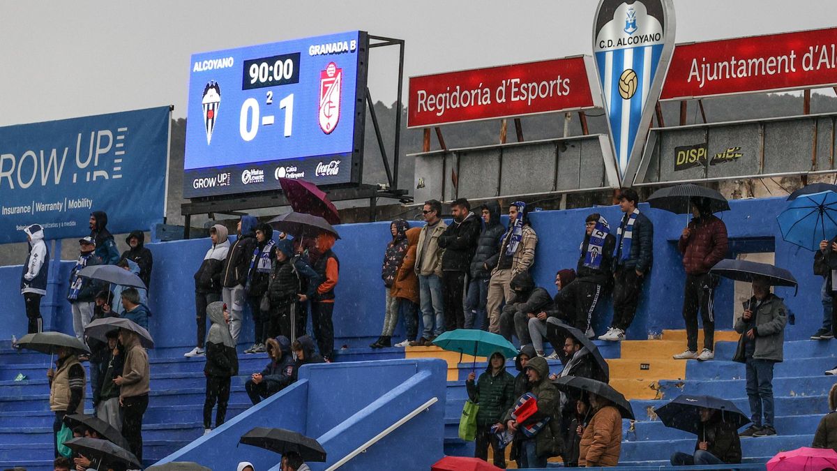 Imagen de la grada de El Collao durante el partido en casa contra el Granada B