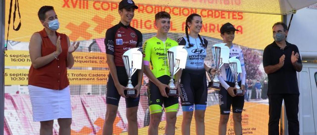 Lluna Hervàs recibiendo el trofeo de la Copa Manrrubia | LEVANTE-EMV