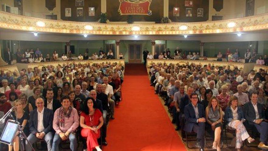 La sala d&#039;El Progrés plena de membres de les entitats de la vila