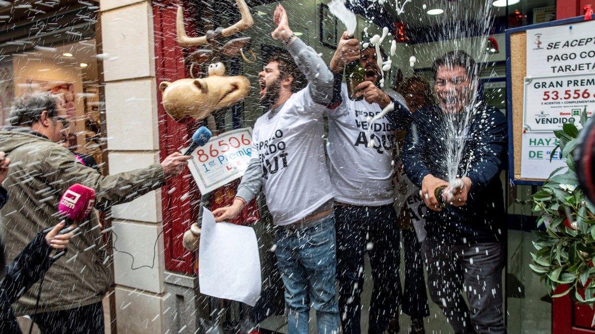 Personas celebrando haber salido ganadoras en el sorteo de la Lotería de Navidad.