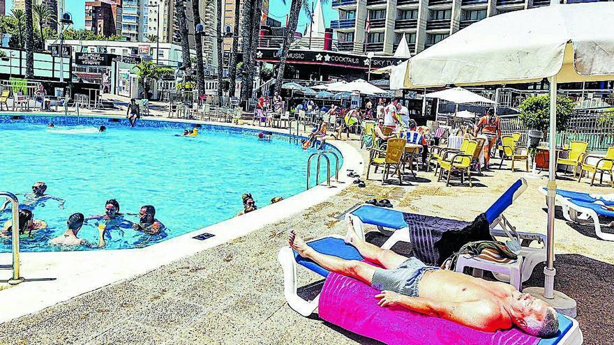 Un grupo de turistas ingleses se bañan en una piscina de un hotel de Benidorm el día que se dio a conocer la cuarentena impuesta por Reino Unido.