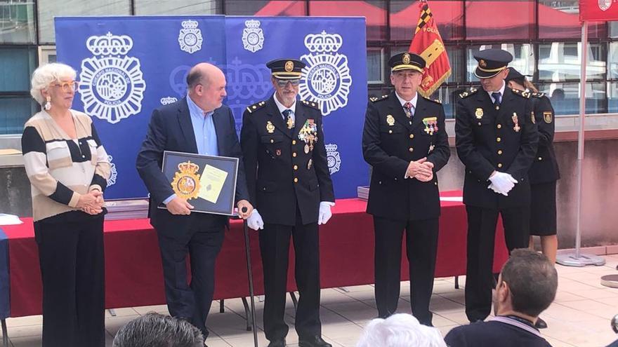 José Luis Roberto, responsable de Levantina de Seguridad, al recibir el reconocimiento en la comisaría de Paterna.