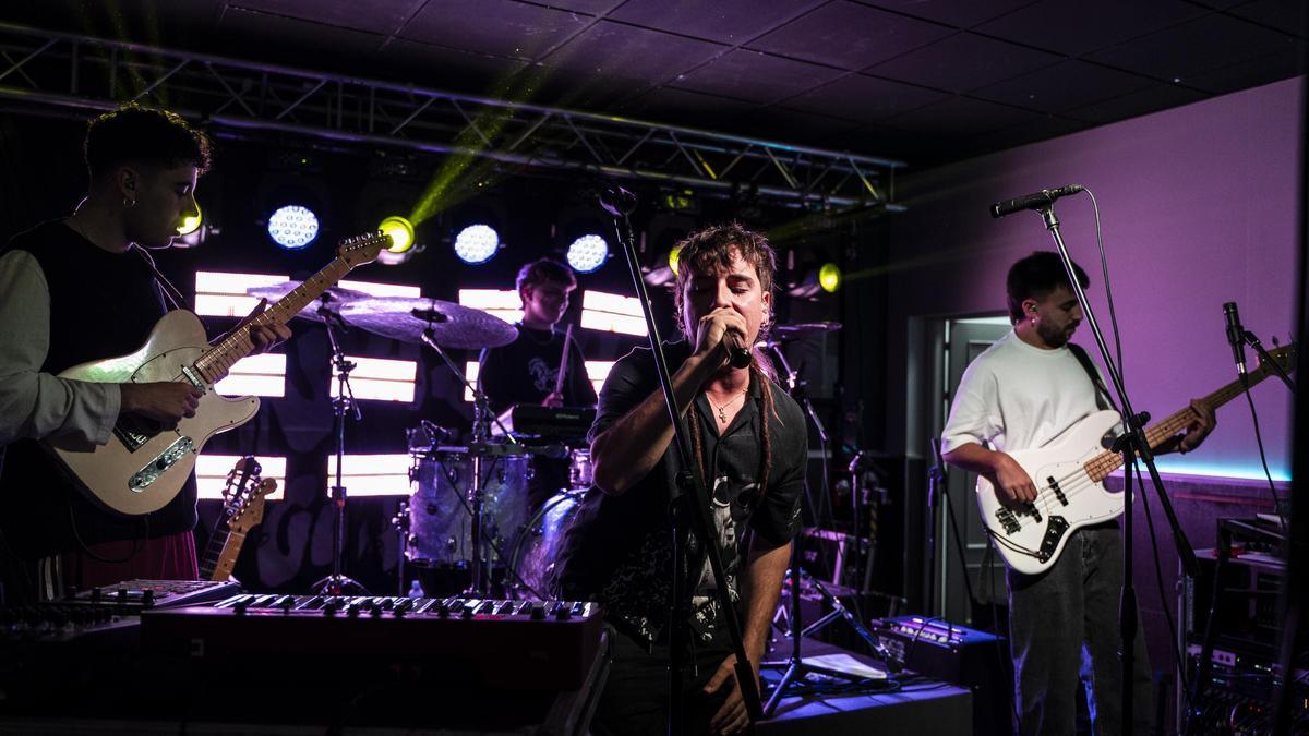 El público cacereño se entrega a Sanguijuelas del Guadiana en la Sala Matilda