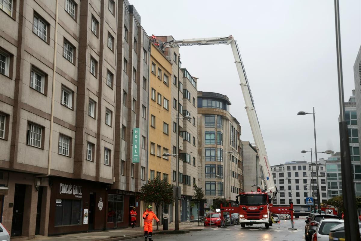 Los Bomberos inspeccionan el tejado de Eduardo Pondal
