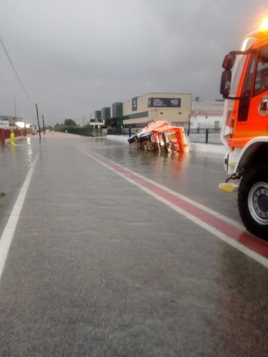 Consecuencias de la tromba de agua caída en Alzira esta pasada madrugada y esta mañana.