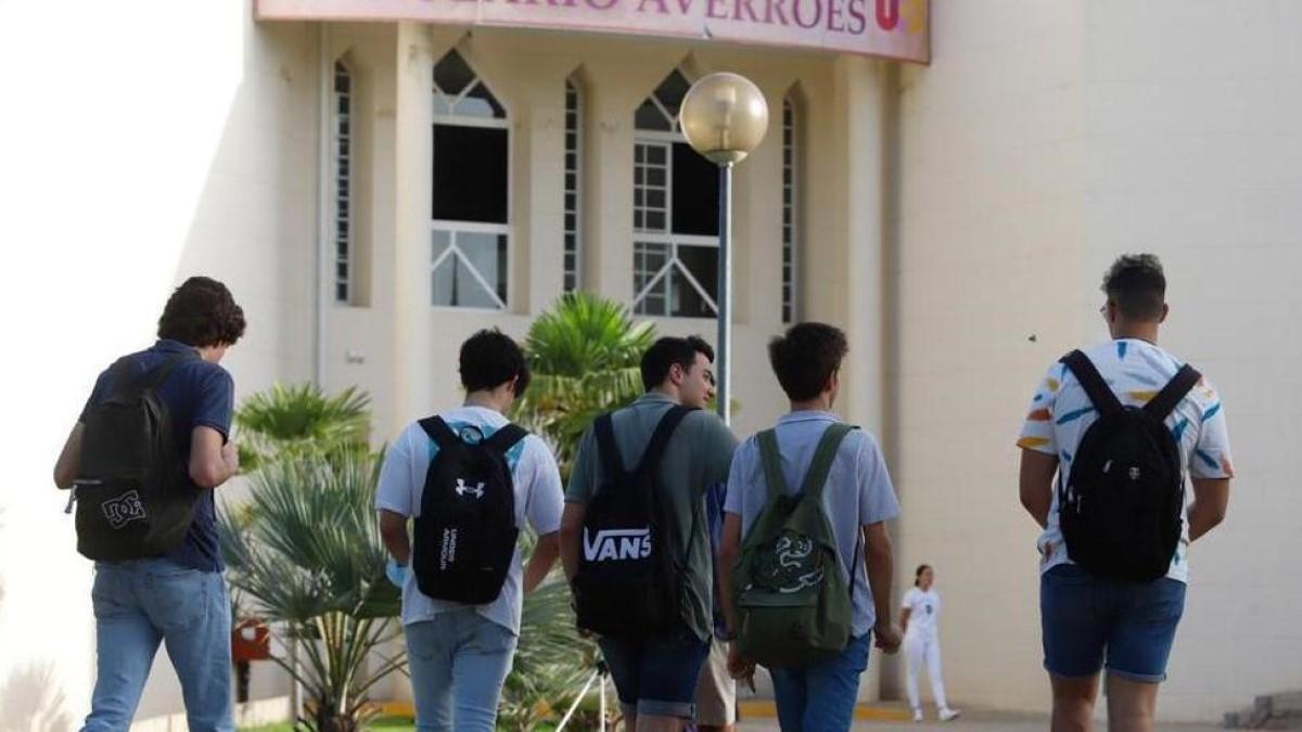 Un grupo de estudiantes camina por las instalaciones del campus de Rabanales.