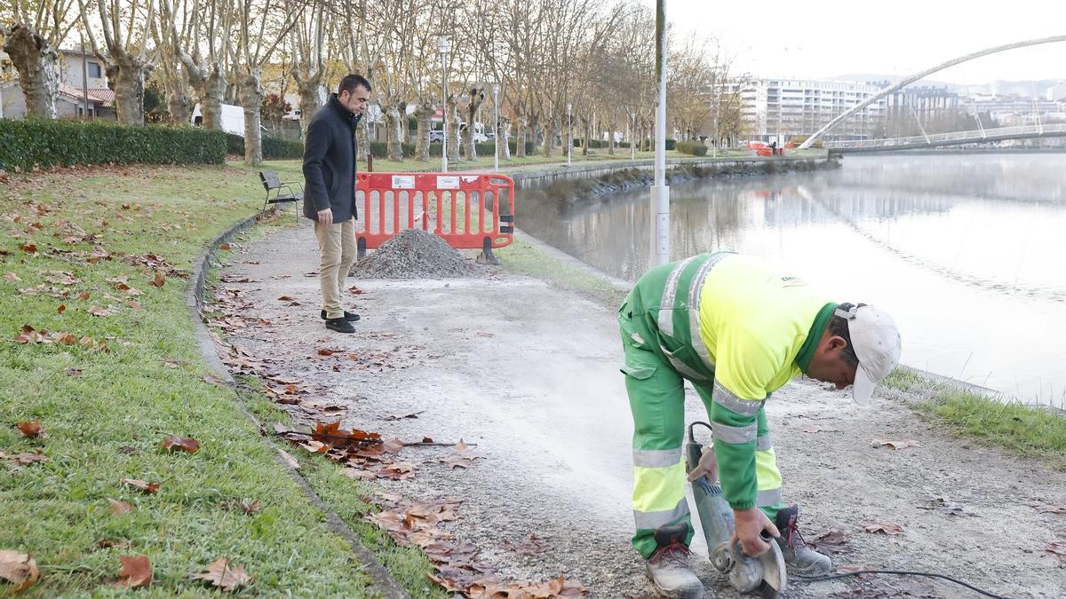 Moreda inspecciona las obras en la senda fluvial