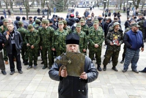 Activistas prorrusos están atrincherados ante diversos ayuntamientos e instituciones de Donetsk y del este de Ucrania para exigir su anexión a Rusia