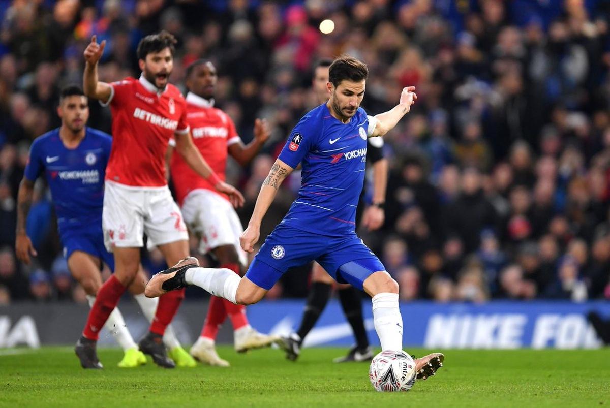Cesc Fábregas erró su penalti en el primer tiempo