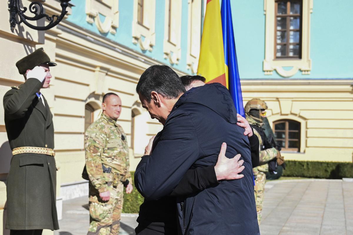El presidente del Gobierno, Pedro Sánchez, se abraza con el presidente de Ucrania, Volodímir Zelenski, en Kiev.