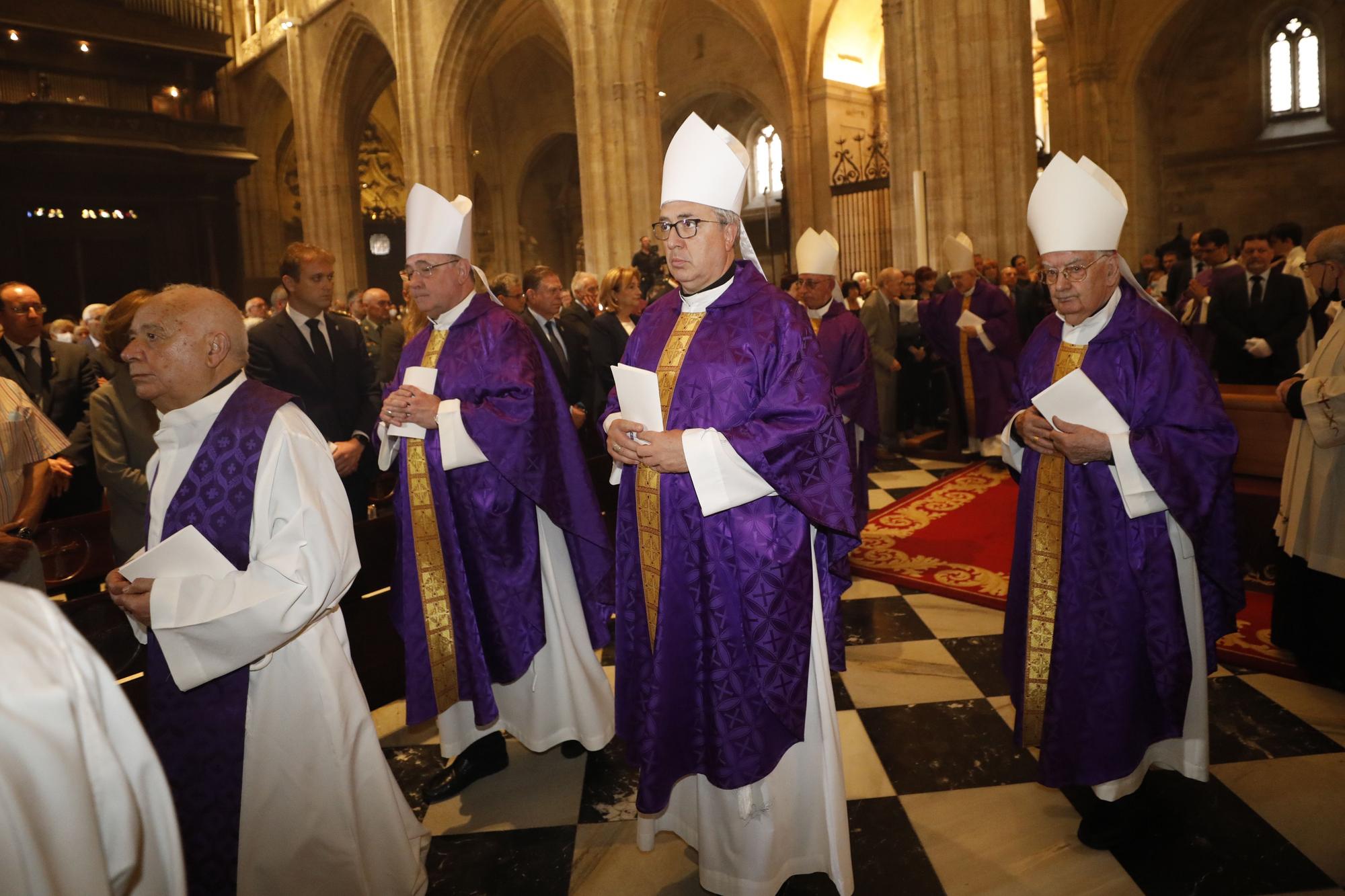 EN IMÁGENES: Asturias despide a Gabino Díaz Merchán en un multitudinario funeral en la Catedral de Oviedo