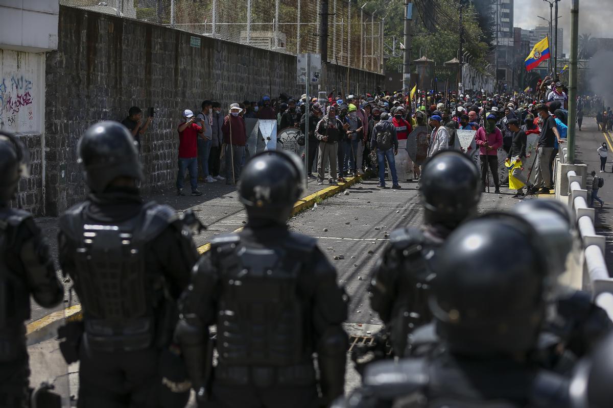 Manifestantes indígenas marchan por Quito exigiendo concesiones al presidente Lasso