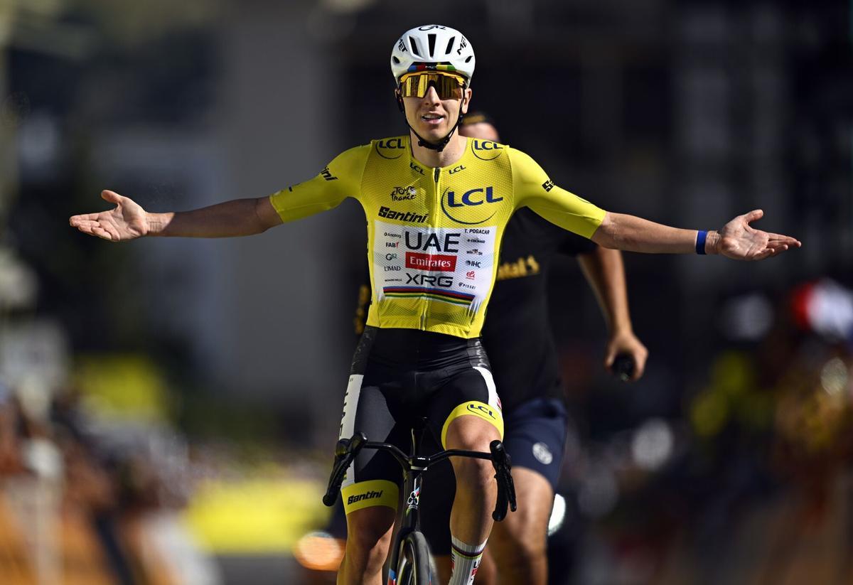 Pogacar cruza la línea de meta y gana la 19ª etapa del Tour de Francia. Pogacar cruza la línea de meta y gana la 19ª etapa del Tour de Francia.