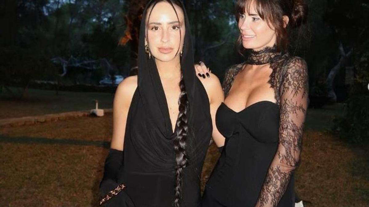 Carlota y su hermana Ale vestidas de negro para la boda