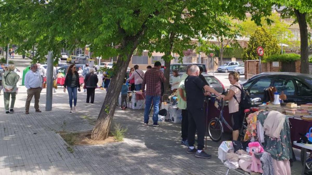 Primera edició del mercat de segona mà a la Carretera Santpedor, l&#039;abril passat