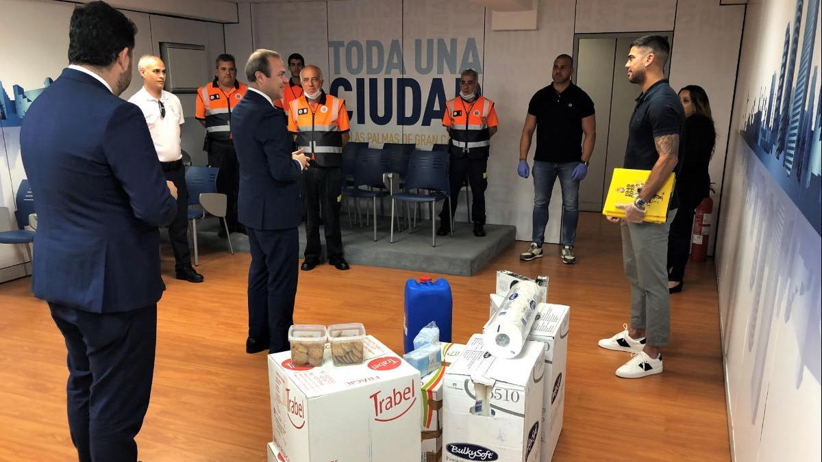 El capitán de la Unión Deportiva Las Palmas, Aythami Artiles, entrega material sanitario al alcalde de la capital, Augusto Hidalgo.