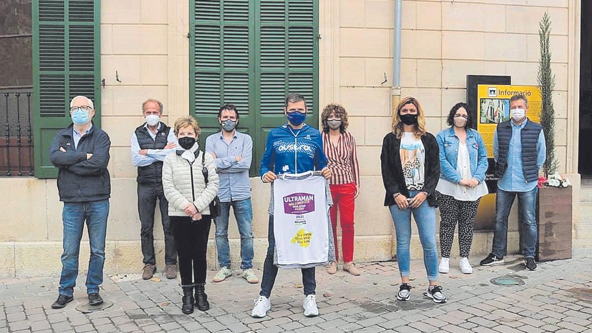 Bernat Xamena, en el centro, ayer por la mañana durante la presentación del reto solidario.