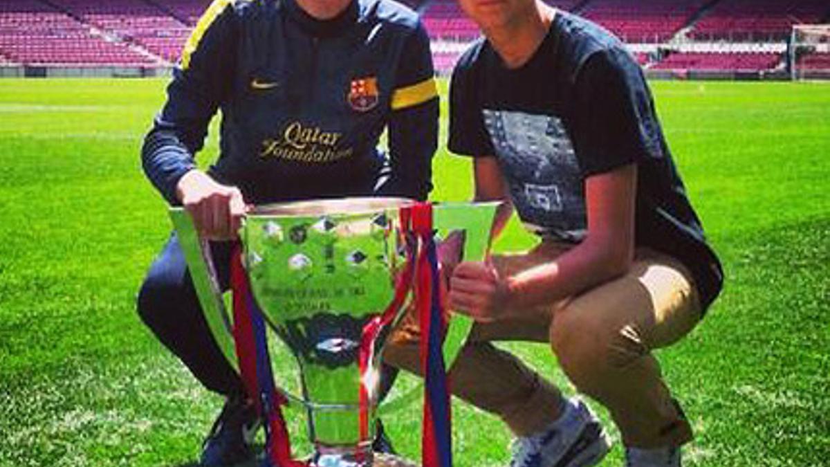 Tito y su hijo Adrià, con el trofeo de la Liga 2012-2013, en una foto colgada en Twitter por el joven para agradecer todo el apoyo recibido tras la recaída de su padre