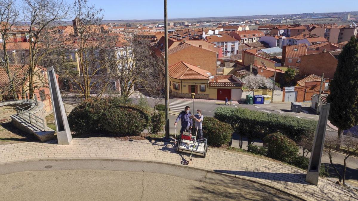 Dos técnicos de la Universidad Complutense con el georradar en el acceso al Parador de Turismo Fernando II.