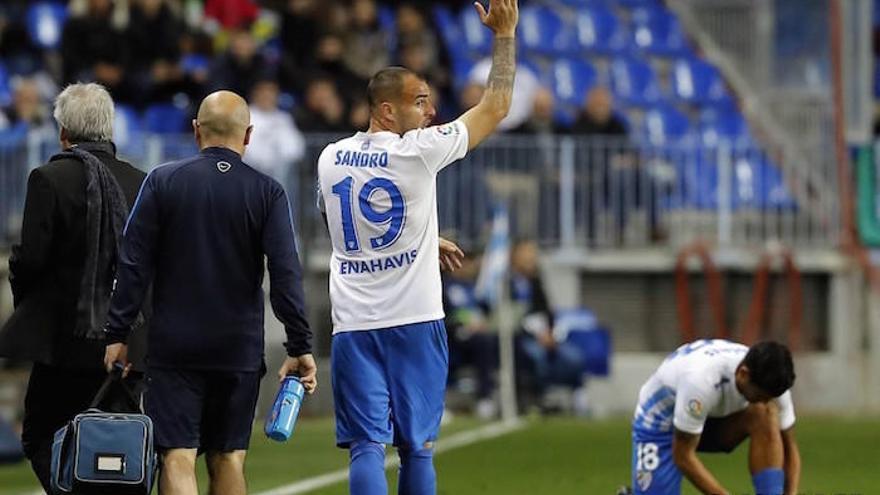 Sandro, despidiéndose el pasado lunes tras su lesión.