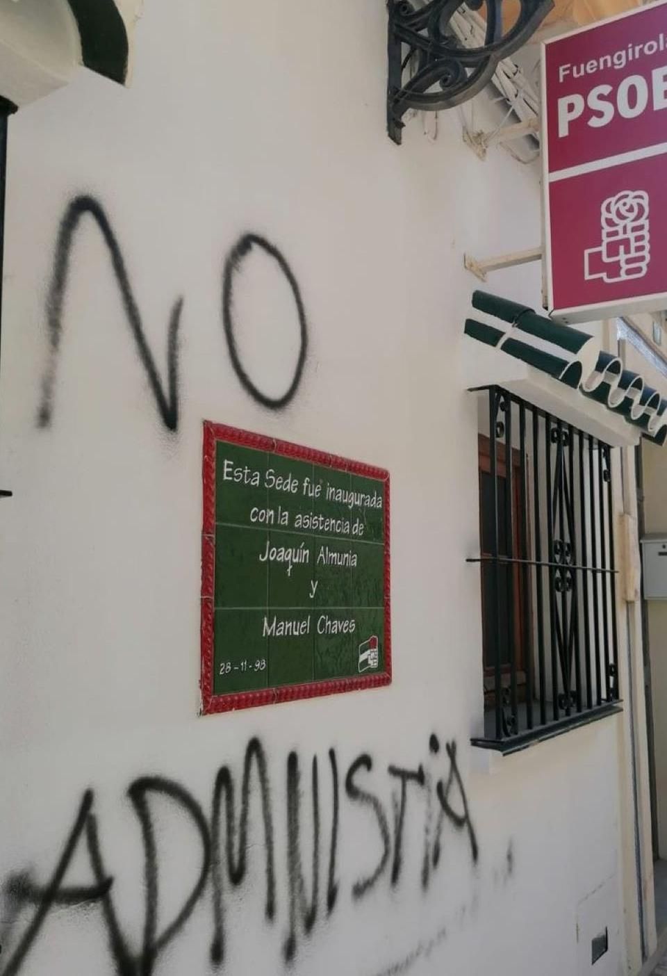 Pintadas contra la amnistía en la sede del PSOE de Fuengirola.