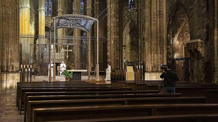 El bisbe, Francesc Pardo, celebrant la Setmana Santa en una Catedral buida.