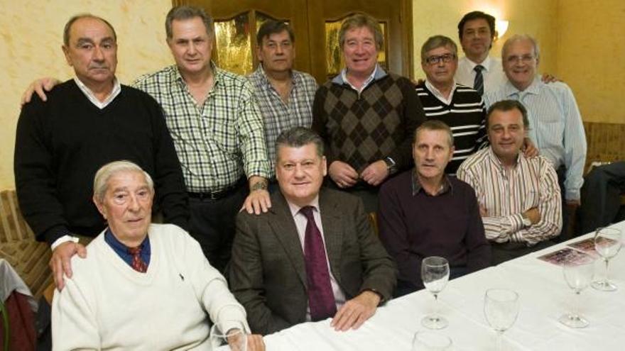 Maldonado, sentado a la izquierda en una mesa del restaurante El Bocaíto, posa junto a Valentín Botella, Pepe Varela y Albaladejo. De pie: Betzuen, Baena, Giuliano, Charles, José Antonio, Cartagena y Toni Navarro, propietario del local.