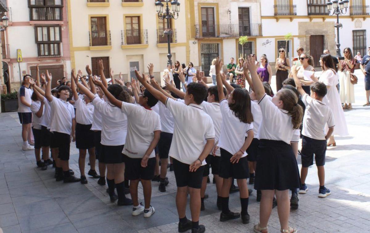 Niños saludan a los ministriles. | AYTO. LORCA