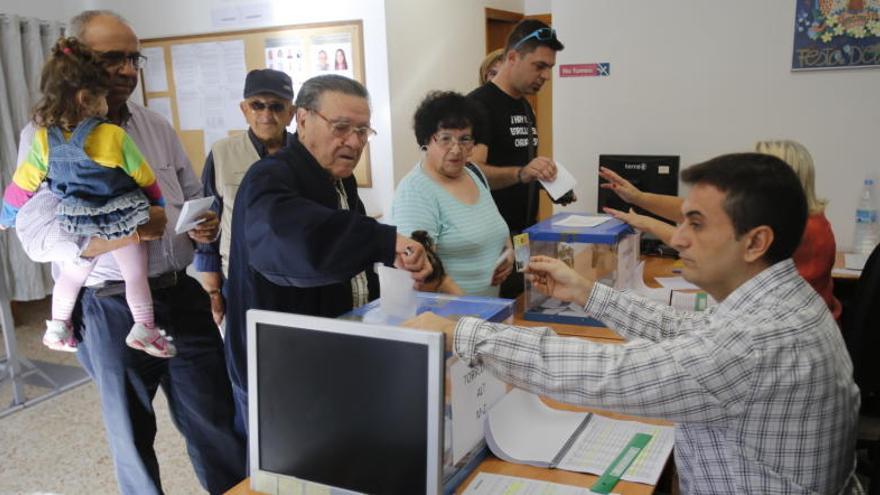 Vecinos votando esta mañana en la pedanía de Torrellano.