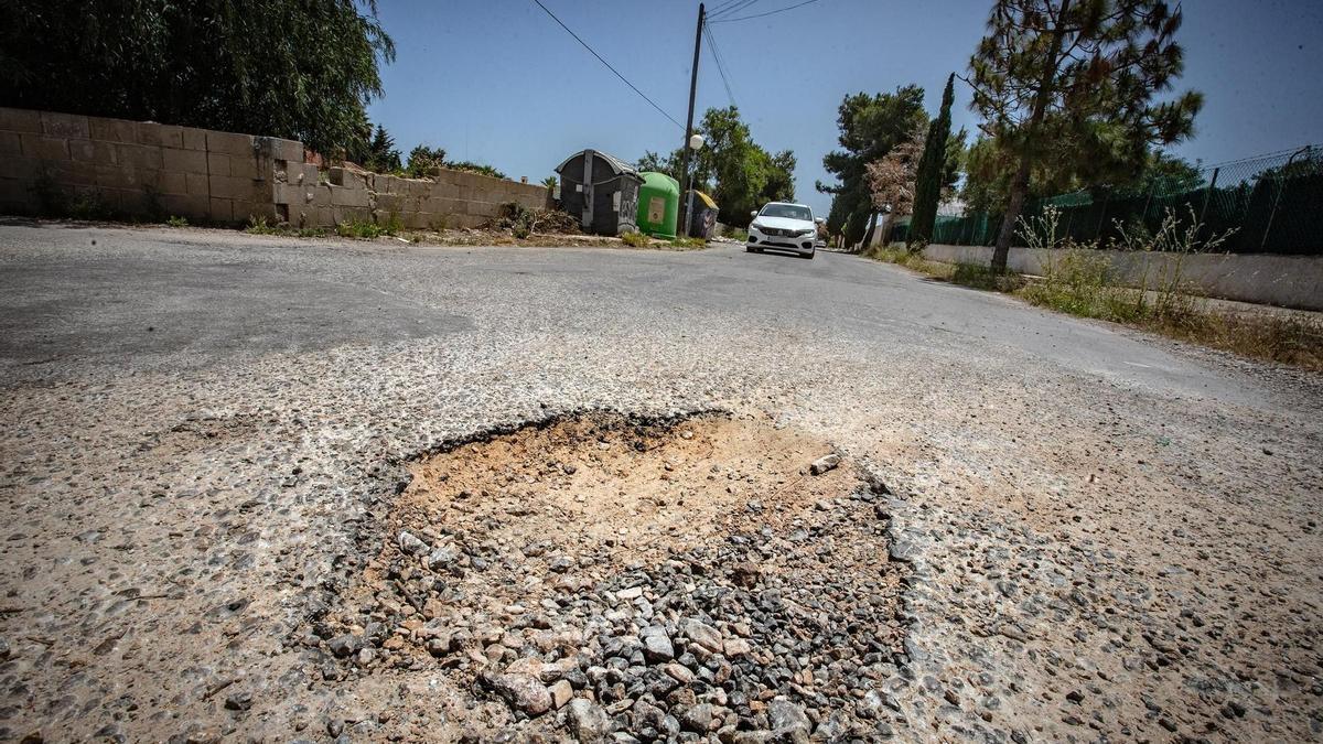 Un enorme socavón en una carretera de Orihuela Costa.