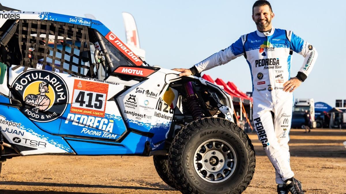 Toni Vingut junto al vehículo donde ejercerá como copiloto en el Rally Dakar 2026